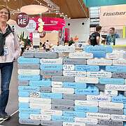 Margit an einem Ausstellerstand mit vielen Ideen von Besuchern, was zum Lernen alles dazugehört