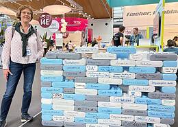Margit an einem Ausstellerstand mit vielen Ideen von Besuchern, was zum Lernen alles dazugehört