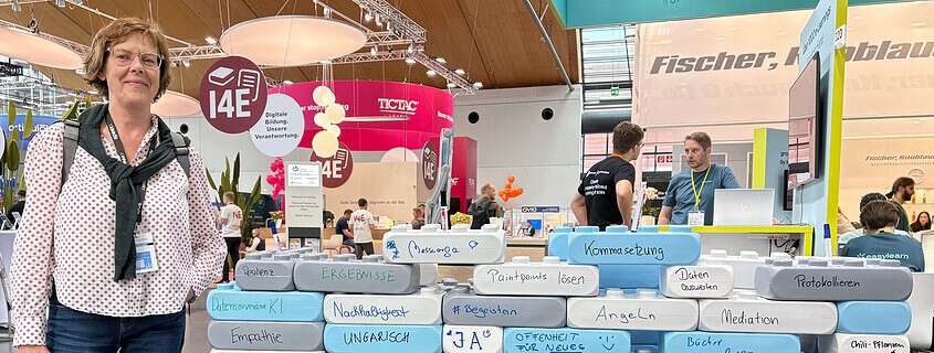 Margit an einem Ausstellerstand mit vielen Ideen von Besuchern, was zum Lernen alles dazugehört